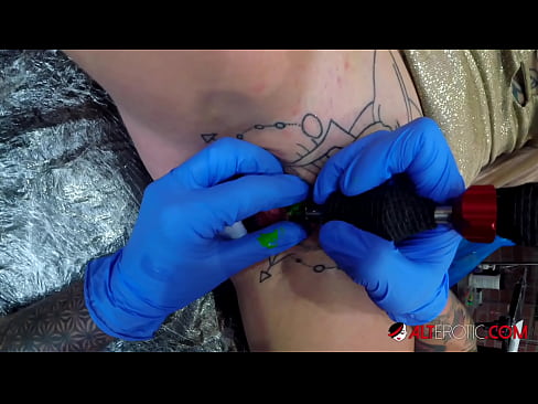 ❤️ E dashura jashtëzakonisht e bërë me tatuazhe, Sully Savage, bëri një tatuazh në klitorisin e saj Video porno në sq.videolucrativo.top ❌️
